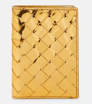 Кожаный футляр для паспорта intrecciato с эффектом металлик Bottega Veneta, золото