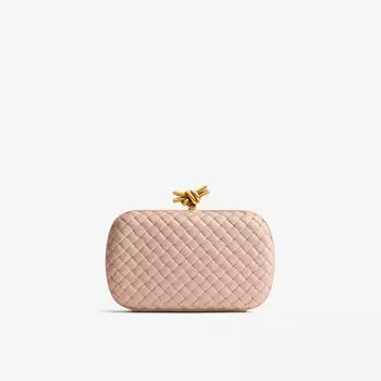 Кожаный клатч с плетением интреччато и узлом Bottega Veneta, цвет lotus-m brass