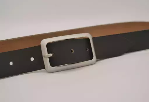 Кожаный ремень AnnaMatoni с серебряной застежкой, черный