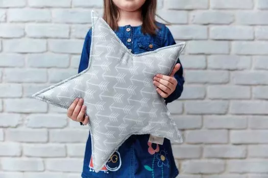 KraftKids декоративная подушка-звезда белые стрелки на сером