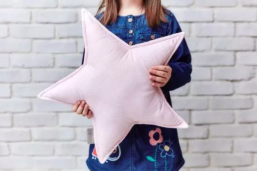 KraftKids декоративная подушка-звезда с маленькими листьями розового цвета на белом