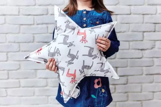 KraftKids декоративная звездная подушка маленькие олени серо-оранжевого цвета на белом
