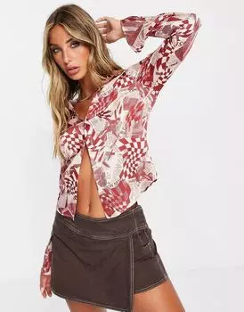 Красная атласная рубашка узкого кроя с газетным принтом Topshop