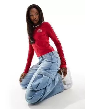 Красная приталенная футболка с длинными рукавами и контрастными полосками Kaiia