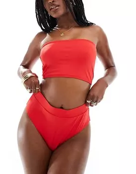 Красное бикини потертого цвета –, состоящее из верхней части бикини без бретелек и плавок бикини с высокой талией
