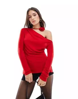Красный топ с открытыми плечами Pull&Bear с бутоньеркой на вырезе