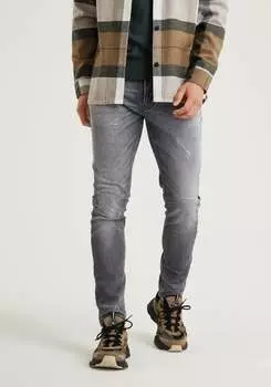 Кратер эго в узких джинсах Chasin, серый