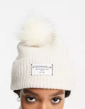 Кремовая шапка-бини в рубчик с помпоном и этикеткой ASOS DESIGN