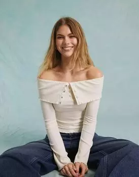 Кремово-белый топ Miss Selfridge с подвернутым вырезом «Кармен» и застежкой-кнопкой