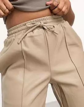 Кремовые широкие брюки из искусственной кожи с эластичной резинкой на талии River Island