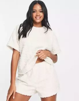 Кремовый комплект из футболки и шорт для отдыха ASOS с принтом в виде сердечек
