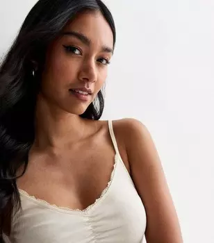 Кремовый топ со складками и V-образным вырезом с кружевной отделкой New Look, кремовый