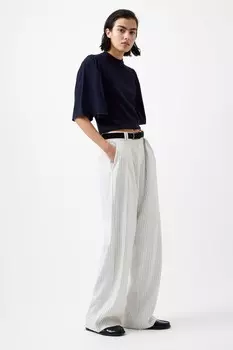 Криста вяжет расклешенный джемпер French Connection, синий