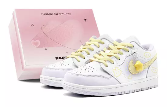 Кроссовки Air Jordan 1 Vintage Basketball Shoes Women's Low-top Yellow, светло-фиолетовый