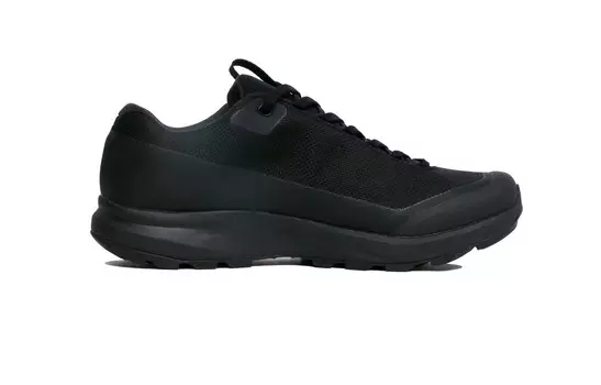 Кроссовки Arcteryx для активного отдыха, черный / золотой