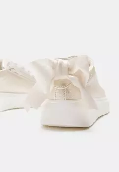 Кроссовки Bata, золотой