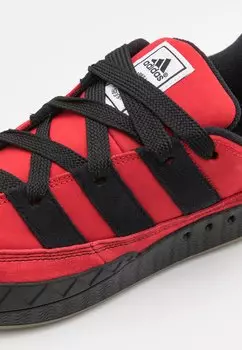 Кроссовки для скейтбординга adidas Originals, лучше алые/обувь белая/черная Adimatic Unisex