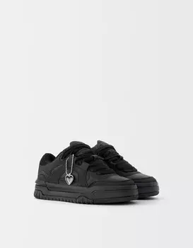 Кроссовки для скейтбординга с брелоком Bershka, черный