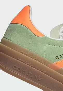 Кроссовки Gazelle Bold adidas Originals, полузеленая искра, кричащая оранжевая сердцевина, белый цвет