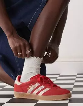 Кроссовки Gazelle Indoor в красно-кремовом цвете крючком adidas Originals