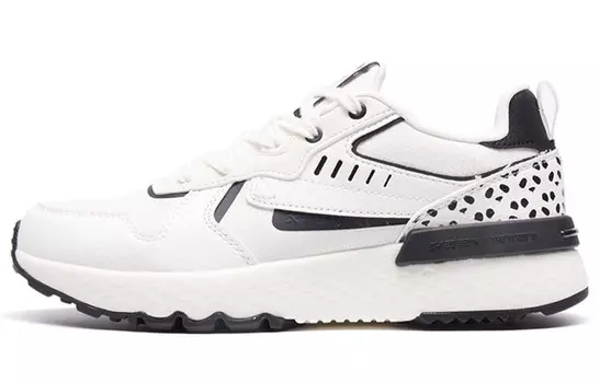 Кроссовки Light Year 1.0 Chunky женские низкие белые/черные Xtep