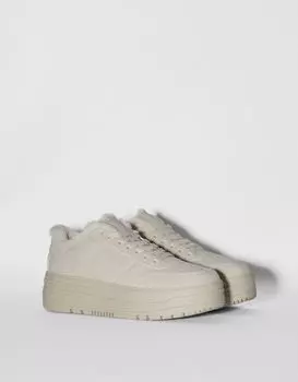 Кроссовки на платформе с отделкой из искусственного меха Bershka