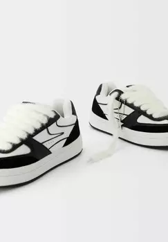 Кроссовки на шнуровке CONTRAST WITH LACE DETAILS Bershka, черный