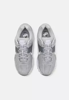 Кроссовки на шнуровке VOMERO 5 UNISEX Nike, серый