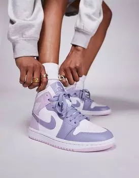 Кроссовки Nike Air Jordan 1 Mid белого и фиолетового цветов
