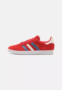 Кроссовки низкие GAZELLE UNISEX adidas Originals, цвет glory red/altered blue/off white