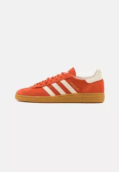 Кроссовки низкие HANDBALL SPEZIAL UNISEX adidas Originals, цвет preloved red/cream white/crystal white