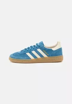 Кроссовки низкие HANDBALL SPEZIAL UNISEX adidas Originals, цвет core blue/cream white/crystal white