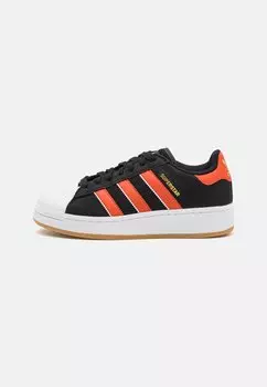Кроссовки низкие SUPERSTAR XLG UNISEX adidas Originals, цвет core black/preloved red/gold metallic
