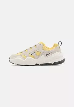 Кроссовки низкие TECH HERA Nike Sportswear, цвет saturn gold/iron grey/light bone/phantom/sail
