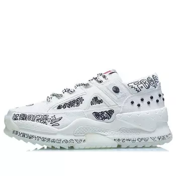 Кроссовки противопоставляются инопланетному миру Li-Ning, серый