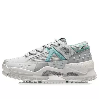 Кроссовки противопоставляются инопланетному миру Li-Ning, серый