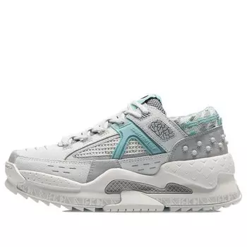 Кроссовки противопоставляются инопланетному миру Li-Ning, серый
