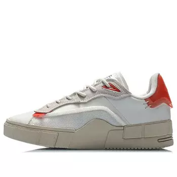 Кроссовки противопоставляются противоположному потоку Li-Ning, белый