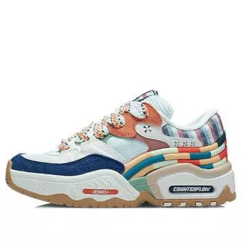 Кроссовки противостоят одному Li-Ning, белый