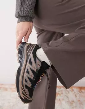 Кроссовки XT-6 в черно-коричневом и сером цветах Salomon