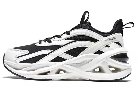 Кроссовки женские Lifestyle Low-top белые/черные Xtep