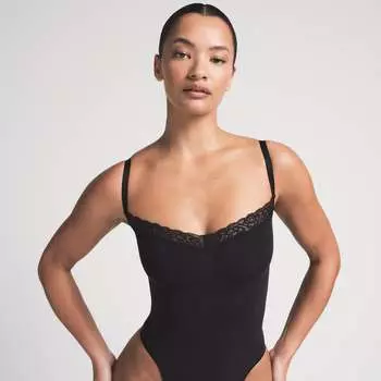 Кружевной боди-стринги SKIMS, цвет onyx