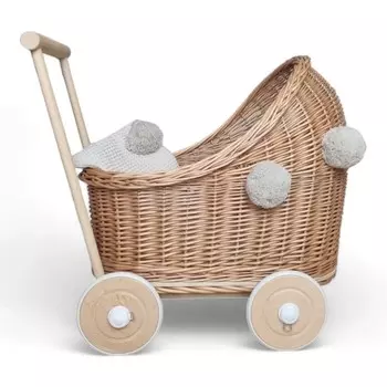 Кукольная коляска из натурального плетеного материала с помпонами и постельным бельем. WikliBOX