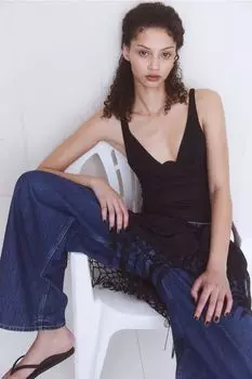 Купальник с чашками на косточках и высоким вырезом по ноге H&M, черный