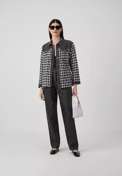 Куртка GIACCA CAMICIA BOUCLE LIU JO, сине-черные джинсы