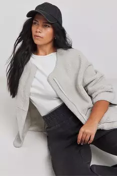 Куртка из искусственного меха с круглым вырезом и молнией Simply Be, серый