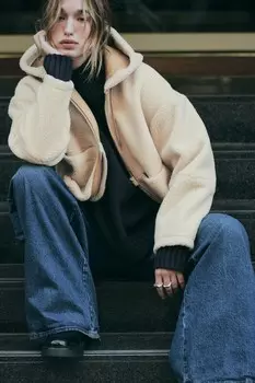 Куртка из искусственной овчины с капюшоном ZARA, экрю