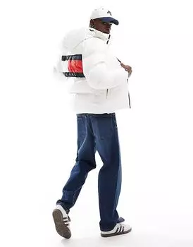 Куртка-пуховик Аляска с изображением флага на спине белого цвета Tommy Jeans