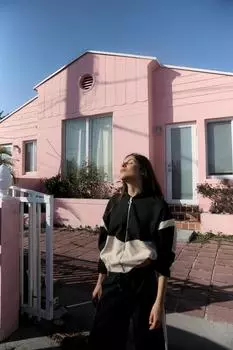 Куртка с капюшоном в цветную полоску ZARA, черный