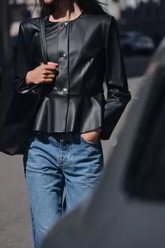 Куртка с кожаным эффектом и баской ZARA, черный